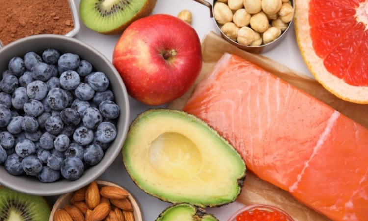 photo of brain boosting foods like blueberries, avocado, nuts, salmon